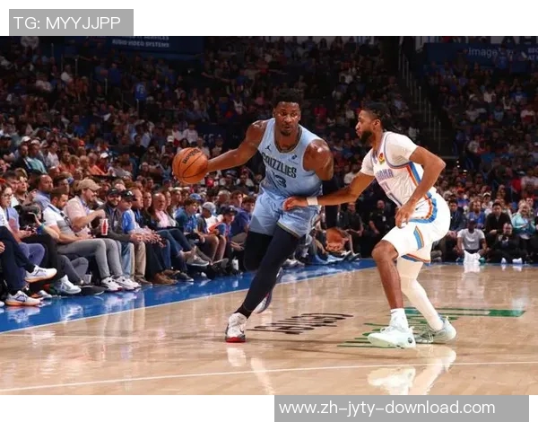 雷霆与灰熊激战正酣NBA赛场精彩对决引发球迷热议